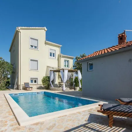Ana 4* With Pool, Вилла Задар