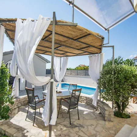 Ana 4* With Pool, Villa Zara